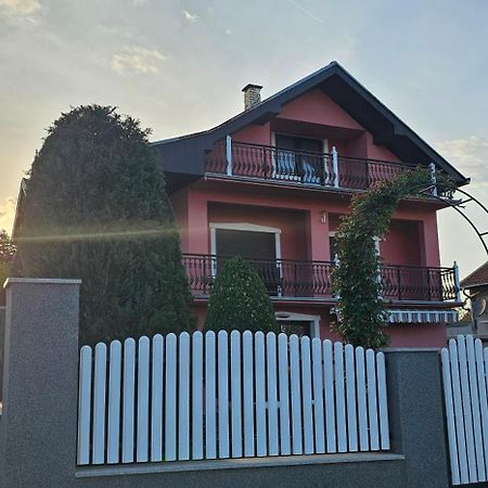 Guest House Lona 哥鲁拜克 外观 照片
