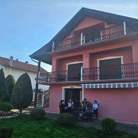 Guest House Lona 哥鲁拜克 外观 照片