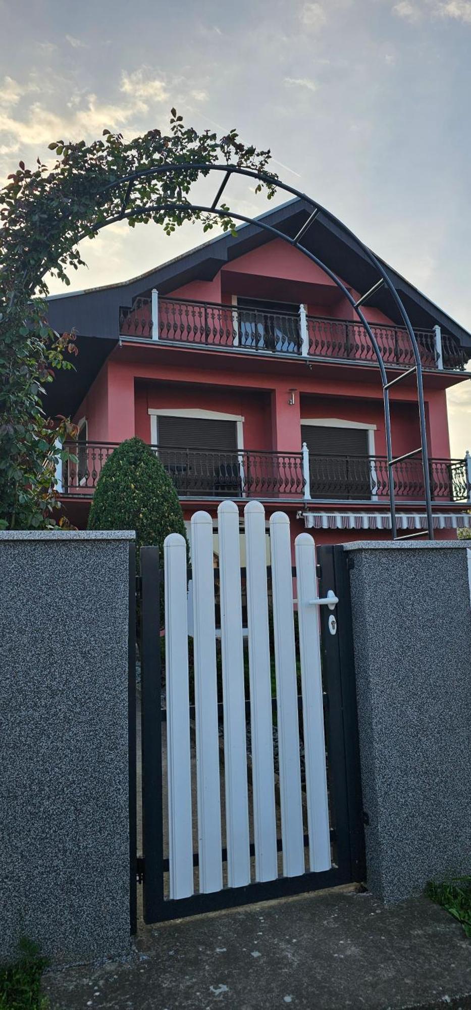 Guest House Lona 哥鲁拜克 外观 照片